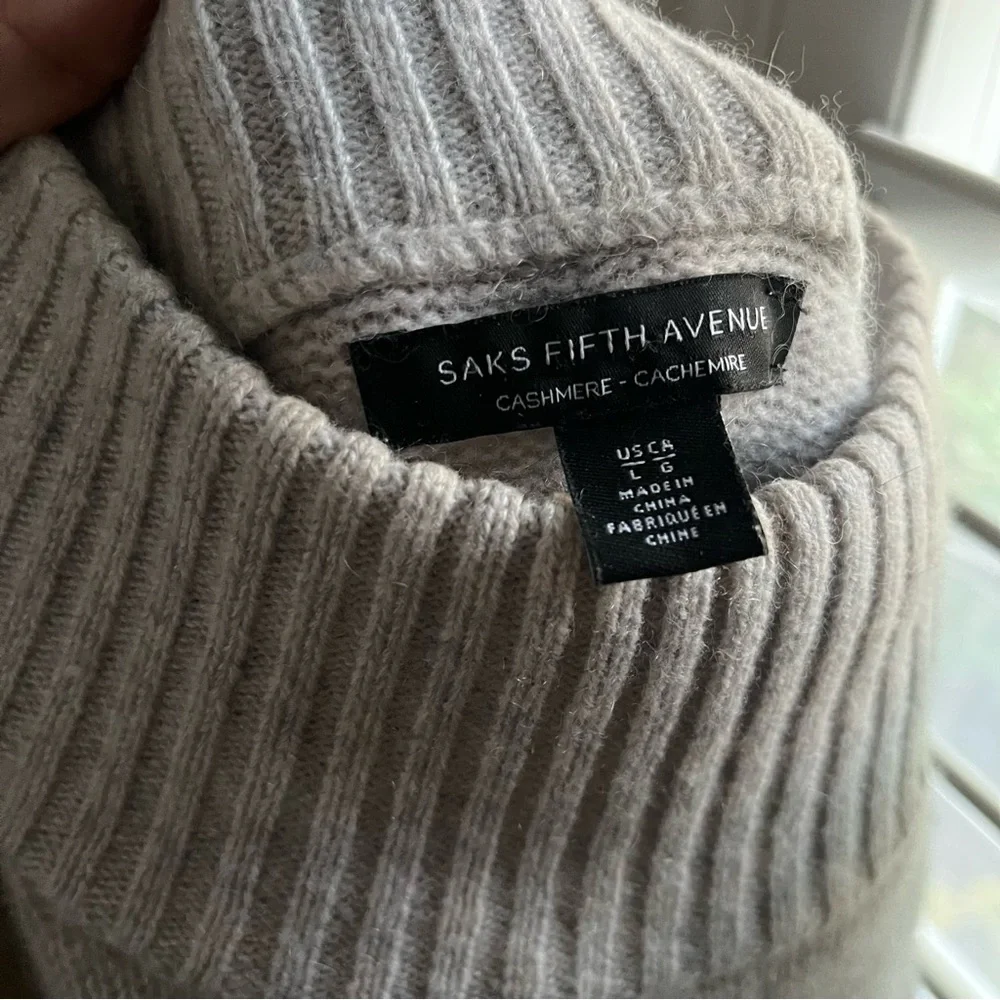 Saks Fifth Avenue 100% Cashmere Sweater Womens Large Gray Neural Quiet Luxury - Picture 15 of 16